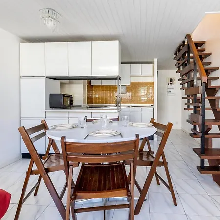California - Duplex Avec Balcon A 120m De La *
